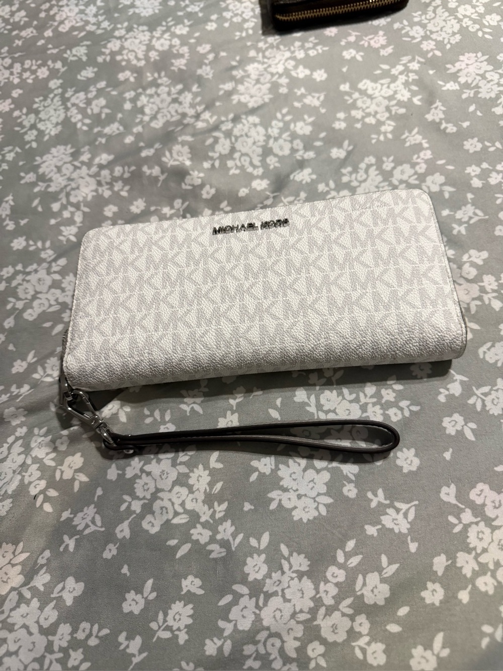 Michael Kors White/Light Silver Signature Wristlet Zip Wallet